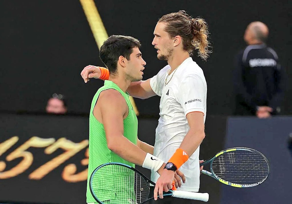 Alexander Zverev habló sobre la semifinal del Australian Open vs. Carlos Alcaraz:

🗣 ​"Para ser honesto, no creo haber aprendido mucho. Al final del día, fue un partido en el que creo que ambos llegamos a nuestro límite físico absoluto."

🗣 "Tuve la oportunidad de ganar el