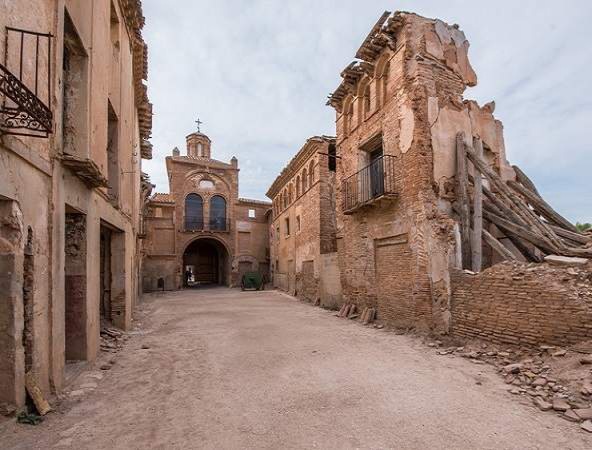 🏚 PUEBLO FANTASMA D BELCHITE 🇪🇸

Tras la Guerra Civil quedó destruido y reconstruyeron un pueblo al lado y el antiguo quedó abandonado

Hoy en sus calles suenan pasos, gritos, luces, sensaciones raras...

Algunos sienten presencias q los observan y much@s evitan pasar d noche 👁️