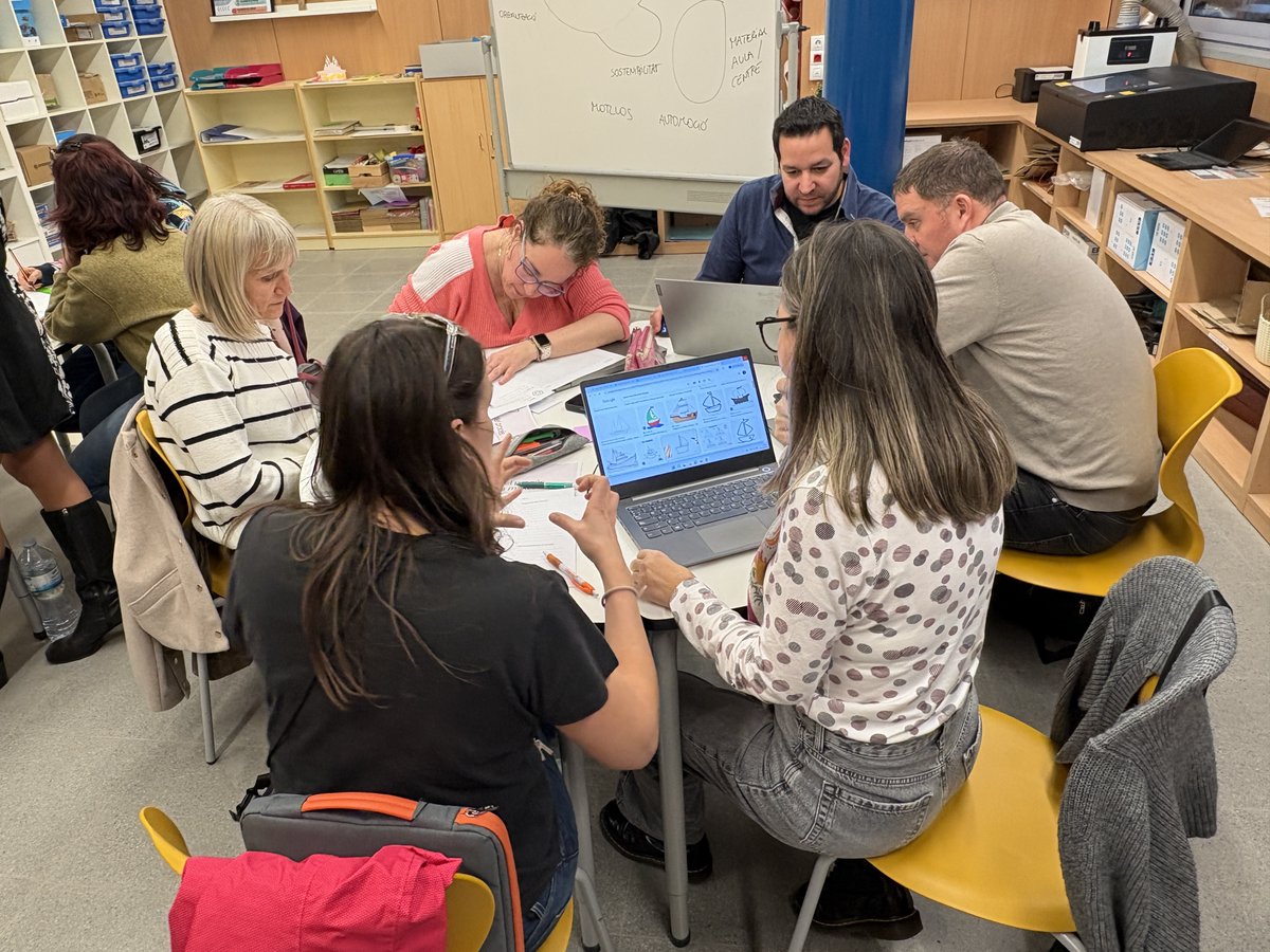 ParcdelSaladar's tweet image. 5a sessió del Curs "Cultura maker i fabricació digital amb sentit". En aquesta sessió els/les futurs/es mestres maker comencen els seus projectes lliures #FormacioCulturaMaker #AprenentatgeAmbSentit #ProgramaFAIG
@cesirecat