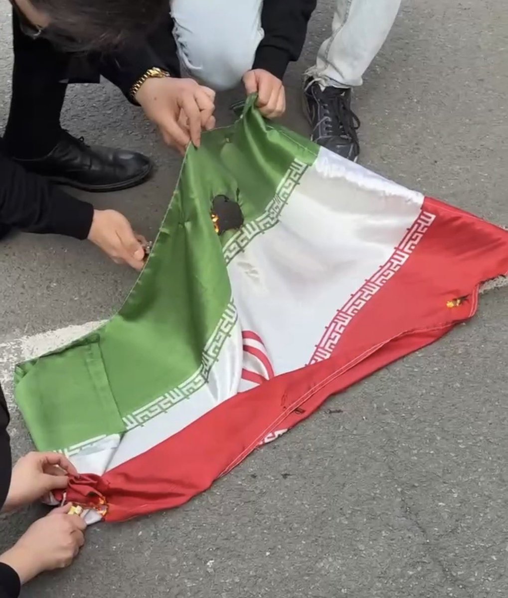 نخبه وحشی نیست
نخبه فحاش نیست
مماشات با تفاله هایی که به پرچم مقدس جمهوری اسلامی
توهین کردند ننگ است.
#جانم_فدای_پرچم
#سنگر_دانشگاه