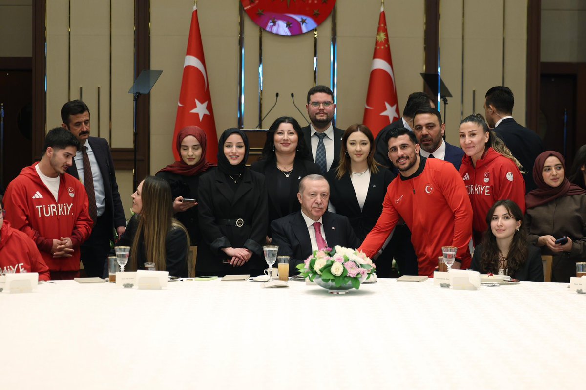Cumhurbaşkanımız Sayın <a href="/RTErdogan/">Recep Tayyip Erdoğan</a>’ın ev sahipliğinde, GSB Yurdu öğrencilerimiz, gençlerimiz ve sporcularımızla iftar sofrasında buluştuk.

Gençlik ve spor ailesi olarak; Türkiye Yüzyılı’nda var gücümüzle çalışıyor, aşk ve muhabbetle geleceğe doğru emin adımlarla yürüyoruz.🇹🇷

Bu