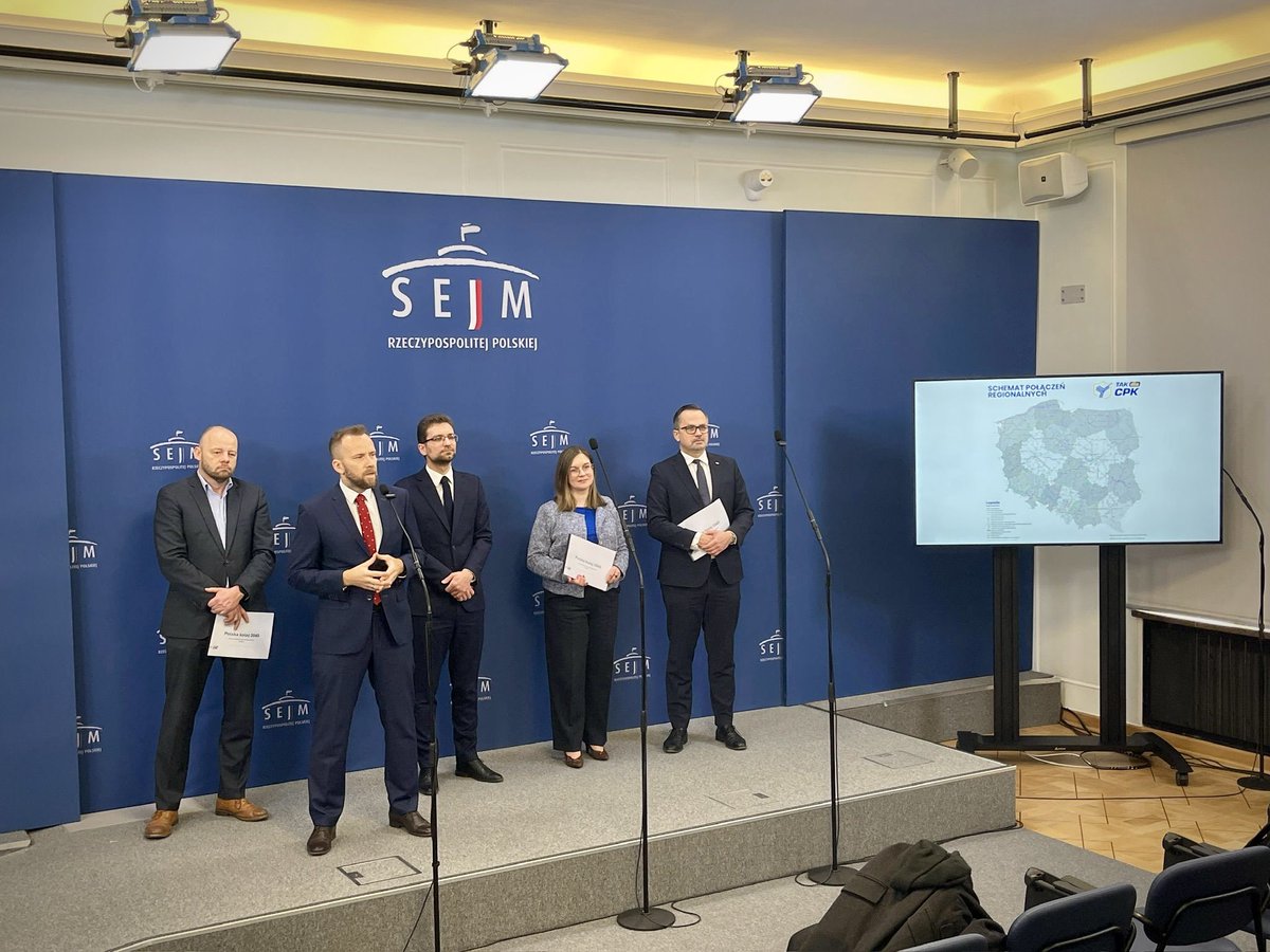 MacVVilk's tweet photo. Wracam do 🇵🇱Polski z poczuciem dobrze wykonanej pracy za granicą, ale przede wszystkim z poczuciem obowiązku wobec własnego państwa. Dlatego cieszę się, że mój pierwszy dzień Warszawie zacząłem od wizyty w Sejmie.

Z odległości 8 tysięcy kilometrów wyraźniej widać proporcje. Widać, jak ogromny potencjał posiada 🇵🇱Polska – i widać też, jak tego potencjału w pełni nie realizuje. Jak rośnie statystycznie, ale nie przyspiesza strategicznie. 

Widać jak dryfuje – bez celu, bez wizji.

Wśród części naszych elit niestety wciąż pokutuje przekonanie, że wizja to jednostka chorobowa, ambicje należy temperować, a wielkie projekty to tylko wielki ból głowy. 

Tymczasem państwa, które wygrywają w XXI wieku, robią dokładnie odwrotnie – stawiają sobie wielkie, ambitne cele, nie boją się ryzyka i na tym właśnie budują swoją przewagę strategiczną.

Stowarzyszenie @TakDla_CPK powstało 2 lata temu jako odpowiedź na politykę temperowania aspiracji. Dzięki niezwykłemu społecznemu zrywowi, którego ukoronowaniem było 200,000 podpisów pod obywatelskim projektem ustawy #TAKdlaCPK, rząd wycofał się z zamiaru porzucenia projektu Centralnego Portu Komunikacyjnego. To był ważny sygnał: presja obywatelska ma sens. Ale był też dopiero pierwszy krok.

Dziś widzimy, że prace nad nowym lotniskiem postępują zbyt powoli, a program kolejowy został okrojony o 75%. Z szerokiej sieci połączeń kolejowych, która miała niwelować różnice odziedziczone po zaborcach, została praktycznie tylko jedna linia KDP Y - i nawet ta linia (na skutek szkodliwej decyzji o podwyższeniu prędkości eksploatacyjnej do 350km/h) stała się narzędziem w rękach polityków do obsługi ich wielkomiejskich elektoratów. 

Miliony Polaków mieszkające pomiędzy dużymi miastami zostały z tego planu wykreślone.

Tak nie może być.

Przez 30 lat wspaniale rozwinęliśmy w Polsce sieć autostrad i dróg ekspresowych. Kolej natomiast została całkowicie zaniedbana. 

👉Od 1985 roku sieć kolejowa skurczyła się z 24 do 19 tysięcy kilometrów. 
👉Tylko 63% sieci kolejowej jest zelektryfikowane. 
👉Przeciętny Polak podróżuje koleją 751 kilometrów rocznie – dwa razy mniej niż Francuz czy Niemiec. 
👉10 procent Polaków, a na wsi 16 procent, ma poważnie utrudniony dostęp do komunikacji publicznej. To czwarty najgorszy wynik w Europie.

‼️Wykluczenie komunikacyjne to jest realny problem – i to nie jest kwestia komfortu. To jest kwestia równego prawa do uczestnictwa w życiu społecznym i gospodarczym. To jest kwestia zrównoważonego rozwoju całego kraju. 

Dlatego dziś przedstawiamy program CPK+. Jest to całościowa wizja rozwoju polskiej kolei – praca, która powinna być wykonana lata temu w Ministerstwie Infrastruktury. Również obecny rząd zapowiada Zintegrowaną Sieć Kolejową, ale póki co na zapowiedziach się kończy. My tę pracę wykonaliśmy za nich – pro publico bono.

W programie CPK+ każdy z 380 powiatów w Polsce ma zapewniony dostęp do spójnej sieci: szybkiej, regionalnej i dalekobieżnej. To realny impuls dla mniejszych miast, dla lokalnych przedsiębiorców, dla rodzin dziś wykluczonych komunikacyjnie. W programie uwzględniamy także linie o znaczeniu obronnym – nowoczesna infrastruktura to przecież też kluczowy element odporności państwa.

Program CPK+ w formie drukowanej trafi niebawem do instytucji rządowych, partii politycznych i marszałków województw. Już teraz chciałbym zaprosić do otwartej rzeczowej debaty – bo skala wyzwań, przed którymi stoimy wymaga porozumienia ponad podziałami.

Czas wreszcie porzucić państwo z kartonu i zacząć budować państwo na miarę G20 i na miarę XXI wieku - nie tylko w zakresie sieć kolejowej

🇵🇱✌️