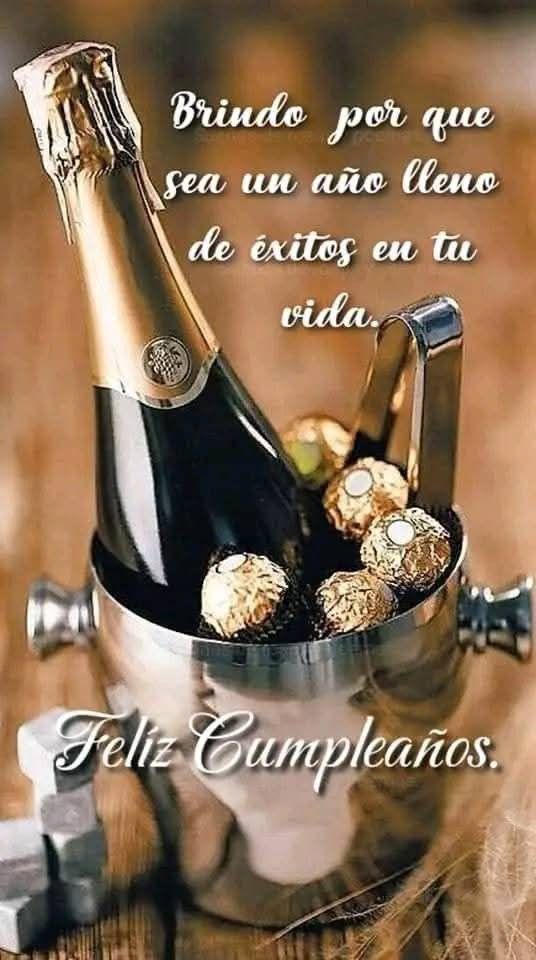 Vickyessy's tweet photo. @DavidSummersHG Como  los buenos vinos.😉
 Feliz cumpleaños🇲🇽 ❤️ https://t.co/VRsbGZirV0