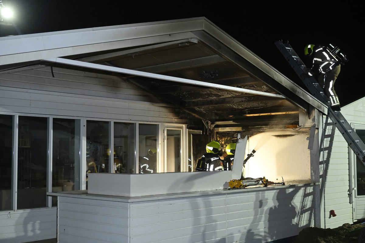🚨 Uitruknummer: AB-13
📆 24-02-26 ⏰ 20:44
📟 P2 (Middel BR) BR Gebouw Willy Zuid Beachbar, Boulevard Zeezijde Katwijk
ℹ️ Brand in overkapping van strandtent.
📷 Toon van der Poel