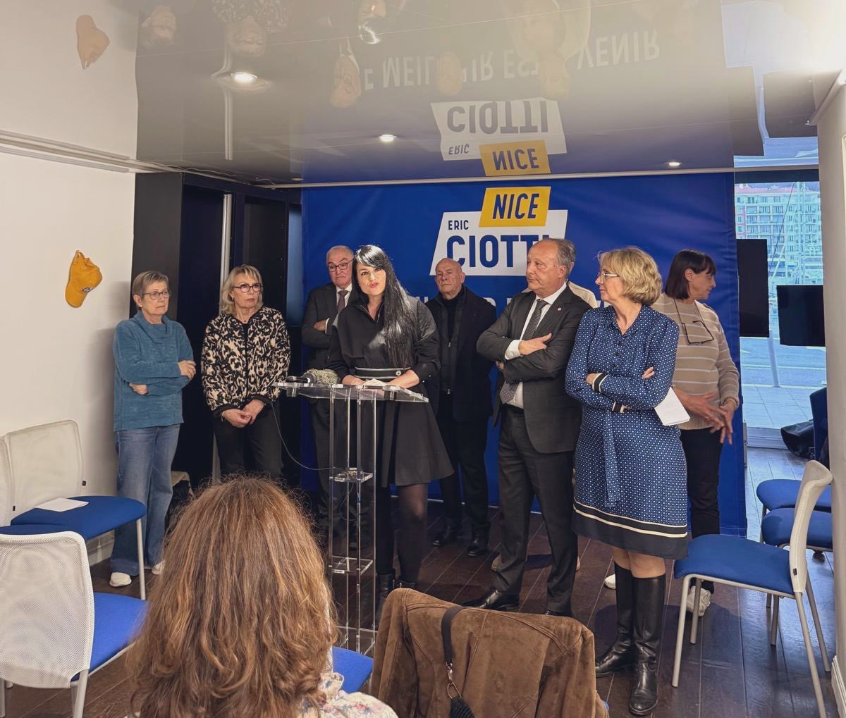 Quand tu dois assister à une réunion de campagne et que tu es censé applaudir bien fort un discours que tu démontais encore pièce par pièce il y a quelques semaines.
On comprend mieux ces visages fermés, crispés, qu’on devine presque douloureux…
On ne parle plus de revirement,