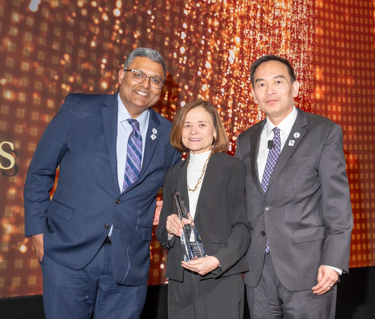 WashUMedPedSurg's tweet photo. The late Dr. Brad Warner was recently honored with the Presidential Citation Award from @UnivSurg at the #ASC2026. Dr. Barb Warner accepted on his behalf 🫶 

Read more about the award: https://t.co/nnMgb2xpOo https://t.co/yTDMXEJpqJ