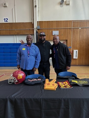 FootballAlumni's tweet photo. Last week, TFACs Community Outreach at Wright Middle School was a massive success! Our Trojan team adapted seamlessly &amp; presented 22 dynamic companies to an excited crowd of over 500 middle school students.
Grateful to our partners, volunteers!

#TFAC  #USCTrojans https://t.co/9Qet3Eq1Tu