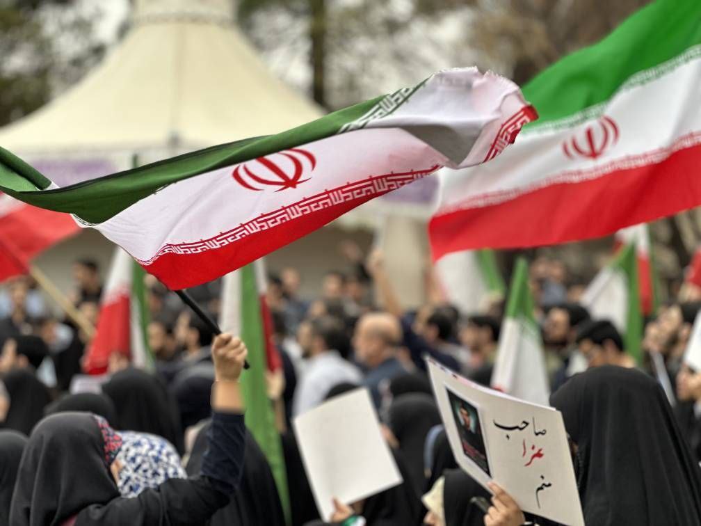 شرم بر هرکس که حرمت تو را بشکند... 
#وحوش_پهلوی
#سلطنت_سیاه