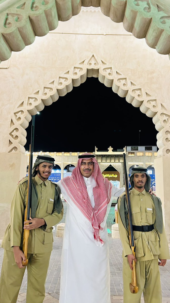 صورة تجمعني مع رجال "العسة" المشاركين في فعالية #ليالي_القيصرية #الأحساء