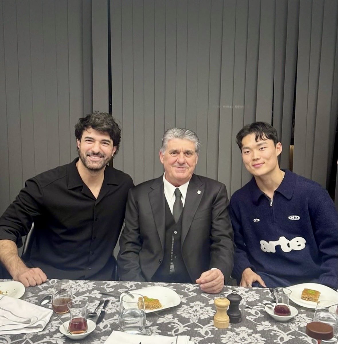 Beşiktaş, sanatçılara ve basın mensuplarına iftar programı düzenledi.

▪️ Hyeongyu Oh, Kartal Yuvası'ndaki imza etkinliğinin ardından iftar programına katıldı.