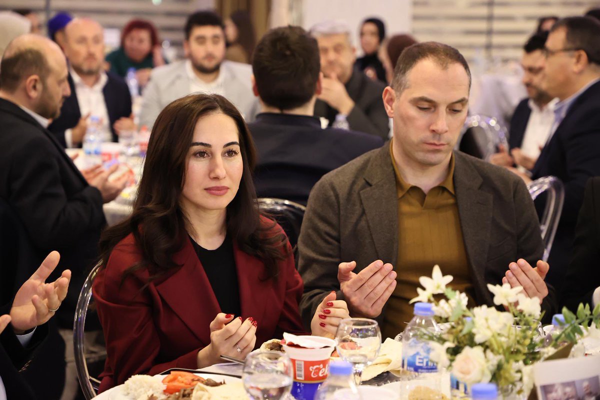 ozlemvgurzel's tweet photo. Bu akşam Beykoz’umuzun tüm renkleriyle, aynı gönül sofras��nda buluştuk. 🌙

Ramazan’ın bereketini mülki amirlerimizden muhtarlarımıza, sivil toplum kuruluşlarımızdan spor camiamıza kadar ilçemize değer katan tüm kıymetli temsilcilerimizle birlikte paylaştık. 

Ramazan-ı Şerif’in bereketini ve huzurunu paylaştığımız bu anlamlı akşamda bizleri yalnız bırakmayan tüm misafirlerimize teşekkür ediyorum.

#Beykoz #BeykozaDeğer
