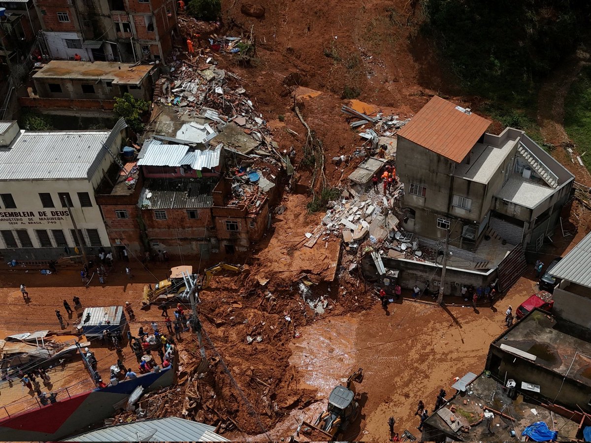Olá, amigos. Como muitos sabem, sou de Juiz de Fora, cidade que foi duramente atingida pelas chuvas nos últimos dias.
Eu e minha família estamos bem, mas a situação na cidade é muito triste.
Se puder, considere ajudar. Esse é o PIX de arrecadação. Vamos nos reerguer.