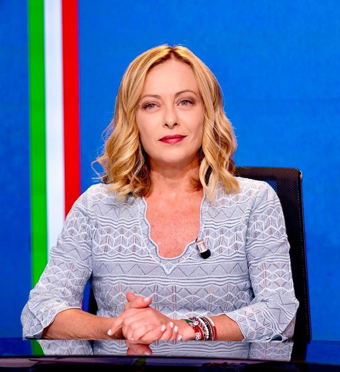 Giorgia Meloni:
"Levantas la voz para defender a tu pueblo y te llaman racista. Quieres que tus hijos crezcan en un barrio seguro y te llaman xenófobo. Queremos que las leyes de tu país sean escritas por italianos, no por un burócrata en Bruselas. Queremos ser dueños de nuestra