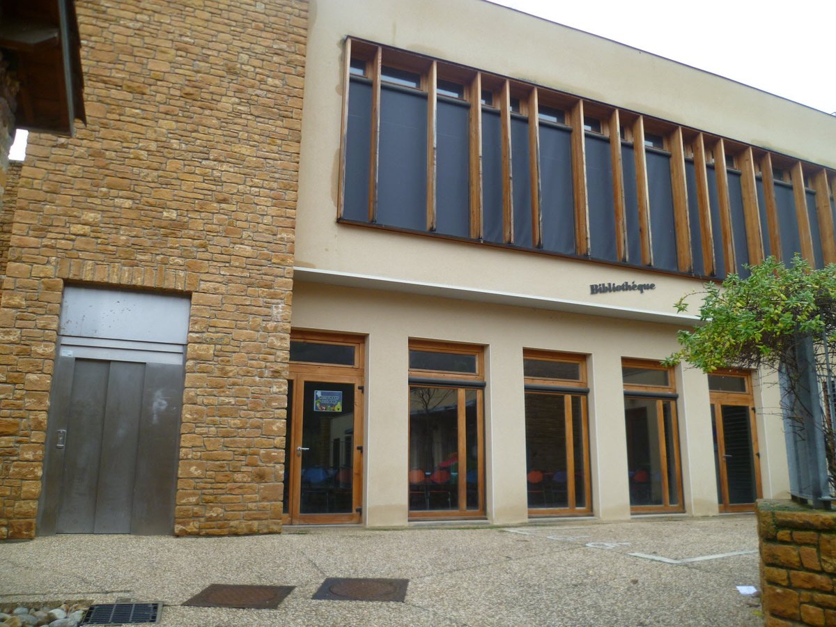 SebMayoux's tweet photo. Samedi matin, je serai à la bibliothèque de Poleymieux-au-Mont-d'Or pour une rencontre autour de mon roman "La fin de leur monde". 📘

Une partie de l'intrigue se déroule justement sur cette commune, au sein de la très secrète Base aérienne 942 Lyon-Mont Verdun. ✈️ https://t.co/Hq1G4VeEh6