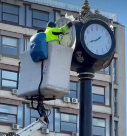 Kaže gradski urbanista, onaj lik koji izgleda kao da su ga izvukli iz kontejnera iza najgrđeg bircuza, da će podneti ostavku ako se ispostavi da je sat na kružnom toku, zapravo krntija sa alibabe od 5-6k€...

A onda je sat riknuo 🥹

Tek što je postavljen.

Pa druže... 🤡