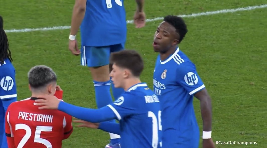 ⚠️ ATENÇÃO!

O atacante argentino Gianluca Prestianni admitiu ter chamado Vini Jr. de "mono" (macaco, em espanhol), uma expressão racista, durante o jogo entre Benfica e Real Madrid nos playoffs da Liga dos Campeões.

Ele reuniu o elenco português para confessar o fato, mas