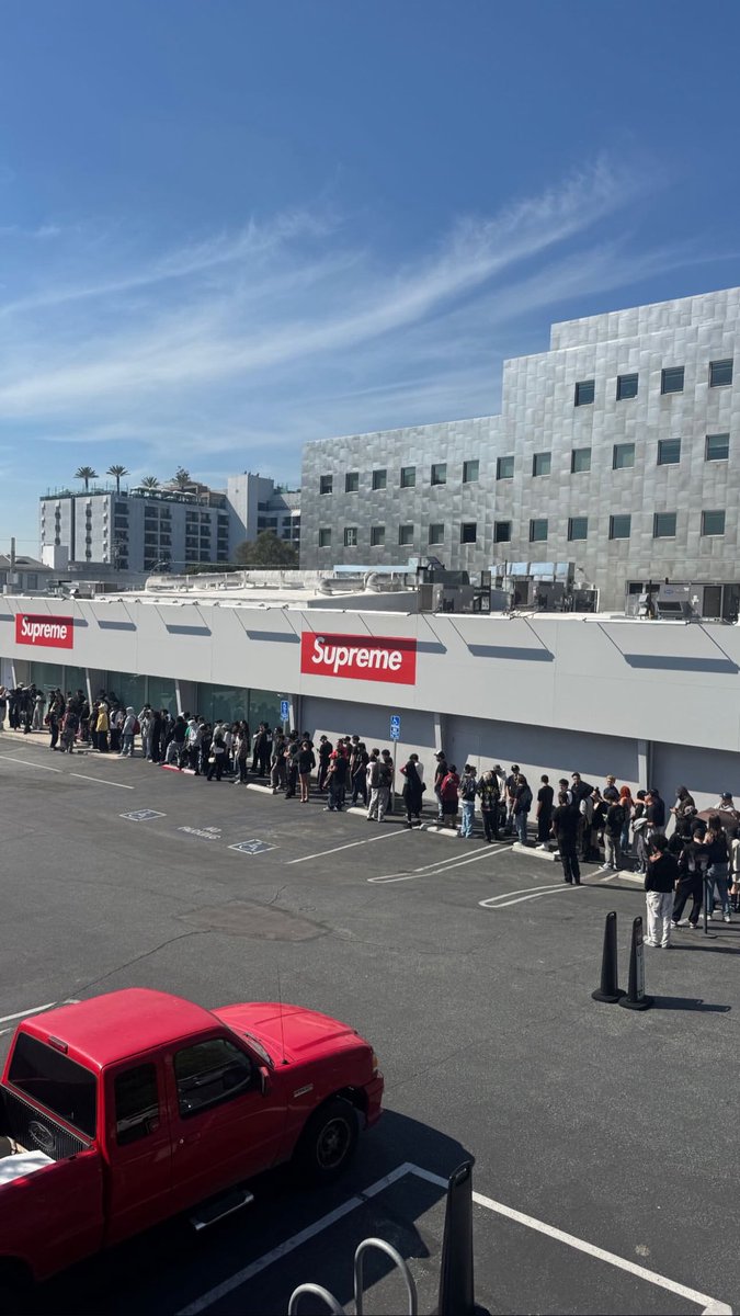 Supreme Drops tweet media