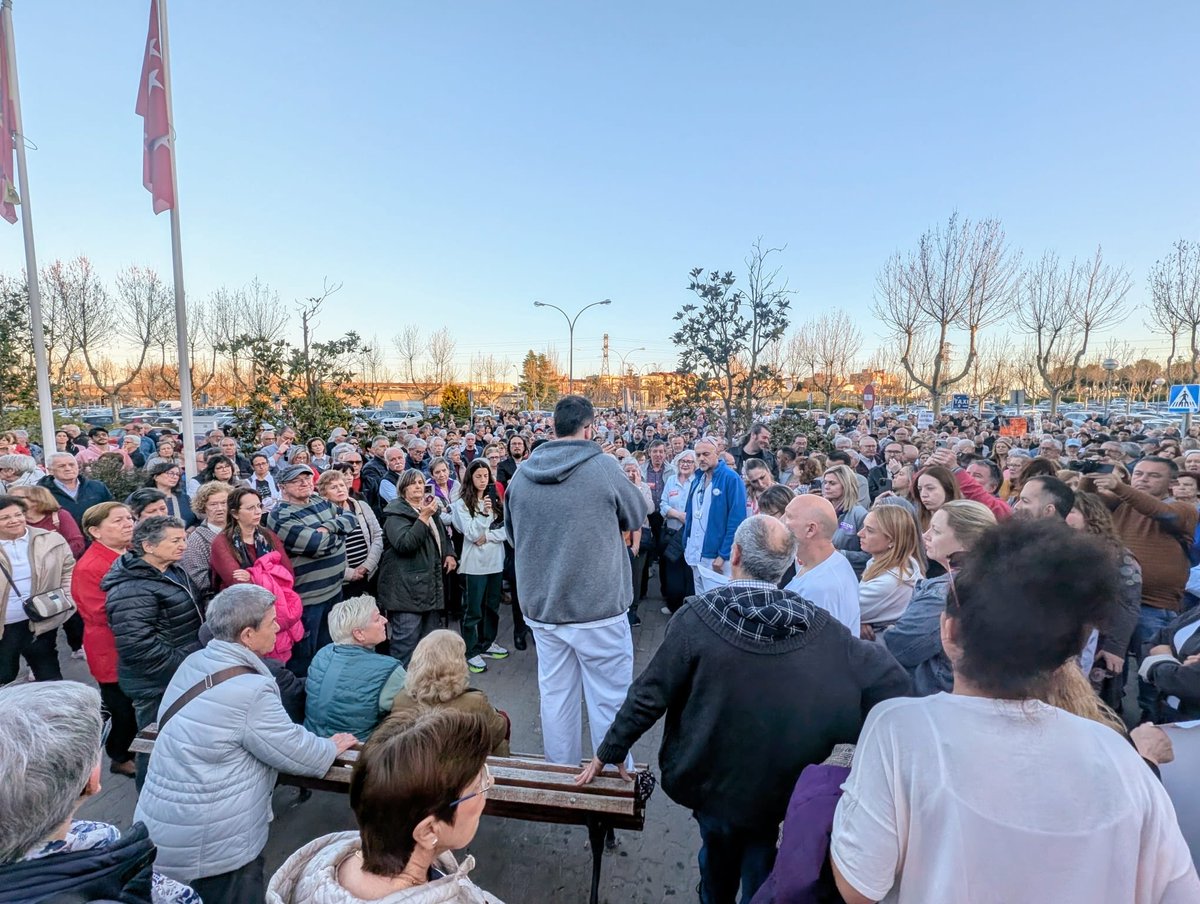 sara_heba's tweet photo. La sanidad pública necesita de todo el apoyo posible para evitar su desmantelamiento.  Desde Getafe, desde el sur de Madrid, seguiremos luchando contra los planes privatizadores de Ayuso y los suyos 👏👏👏 https://t.co/i1SFFFkMnv