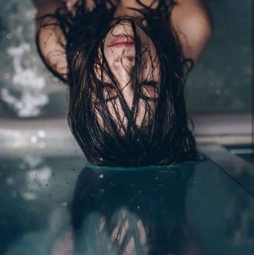 Ya no me creo nada,
ni me creo todo.

Te creo solo a ti.