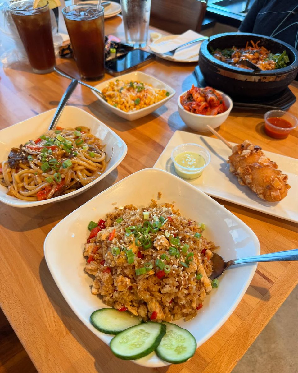 What we need tonight. 😋 Which plate are you eating first?
