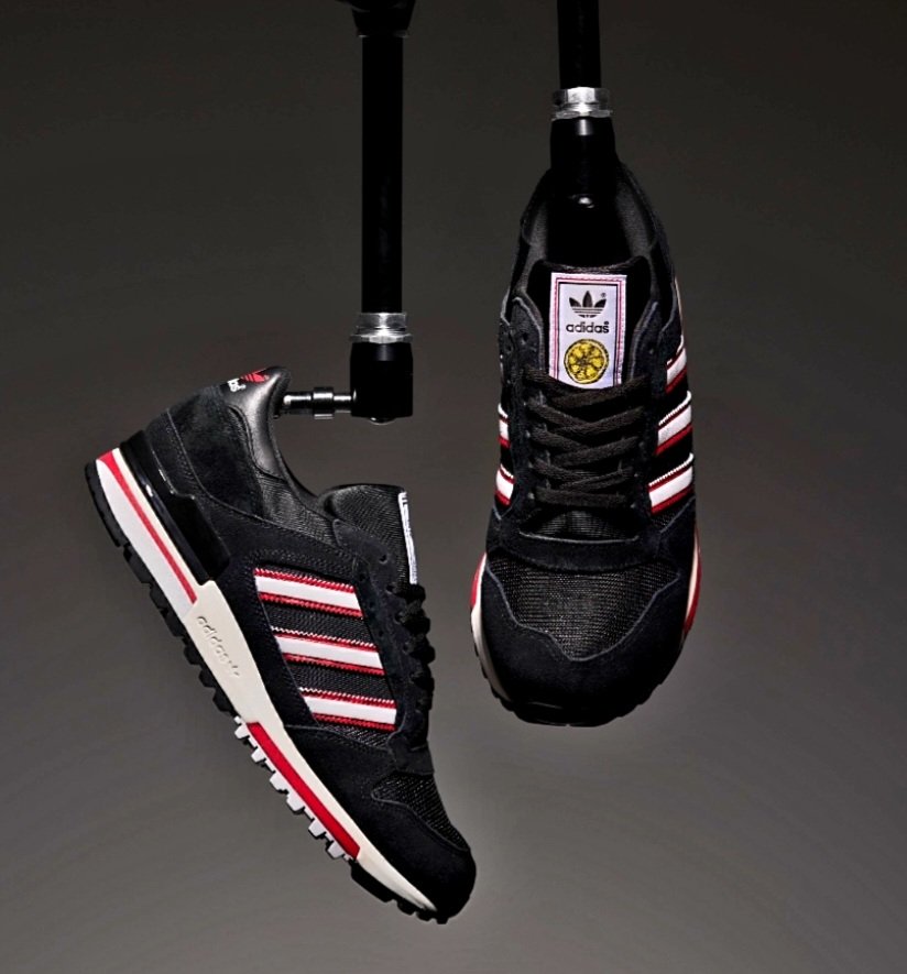 Spirit69_'s tweet image. ADIDAS ORIGINALS ZX600 The Stone Roses. Nueva colaboración entre Adidas y  tiendas Size? en la creación de este modelo de zapatilla combinando fútbol, moda y música. Guiño al Manchester  United y al grupo de música The Stone Roses. #adidasoriginals #adiporn #terracestyle #gradas