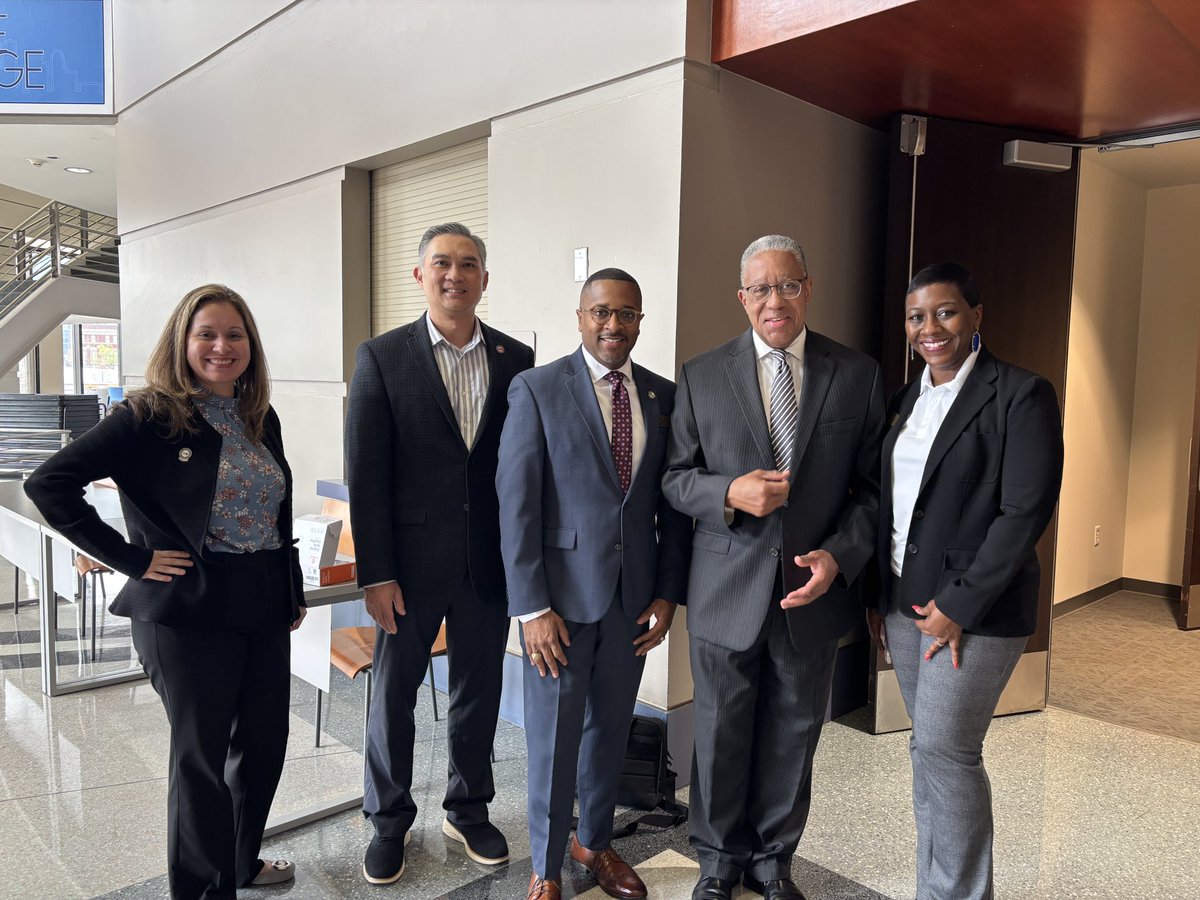 ChannelviewISD's tweet image. Thank you @uhdowntown Dr. Elizabeth Villegas, Dr, Long Huynh, and Dr. Loren J. Blanchard for allowing us on your beautiful campus. Our students and Superintendent @tchill_ feel so grateful to have visited your facilities! #weareChannelview