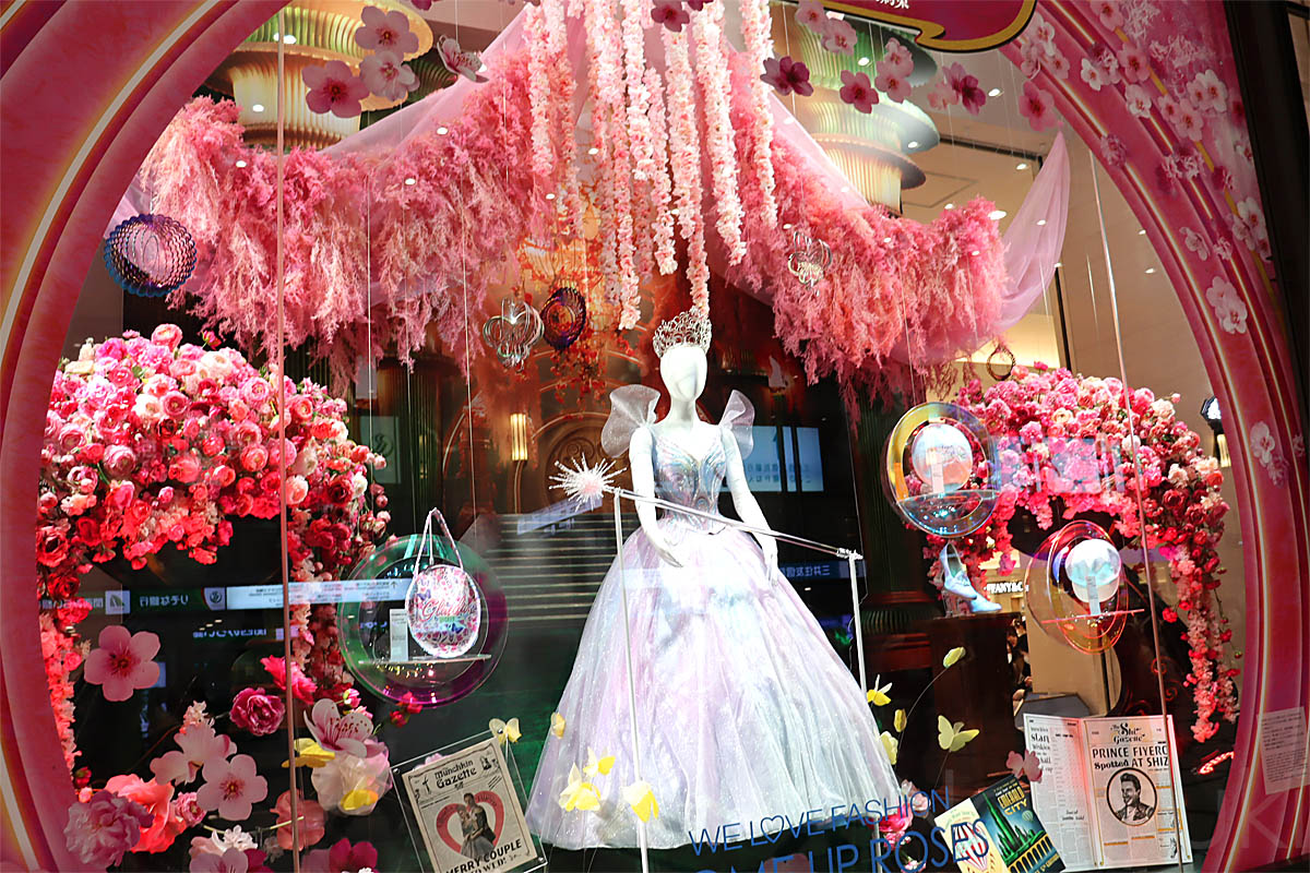 阪急うめだ本店 #コンコースウィンドー の #WICKED永遠の約束 の展示が