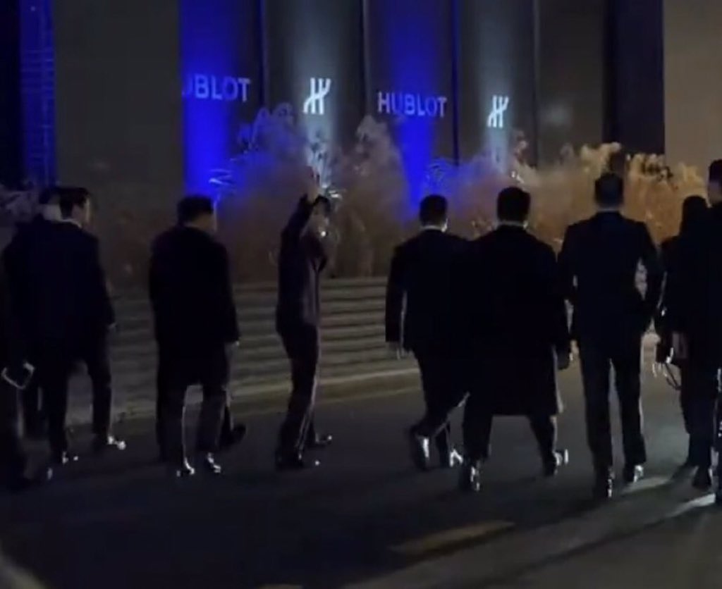 that’s why his manager always strict with fans, that’s why hublot hired him 10 bodyguards.. my heart is hurting me :(