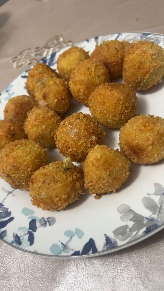 yvanilleeenh's tweet image. Cooking with titima #day7
-Croquette b crevette u djaj 
-cake b tmr u lgrga3