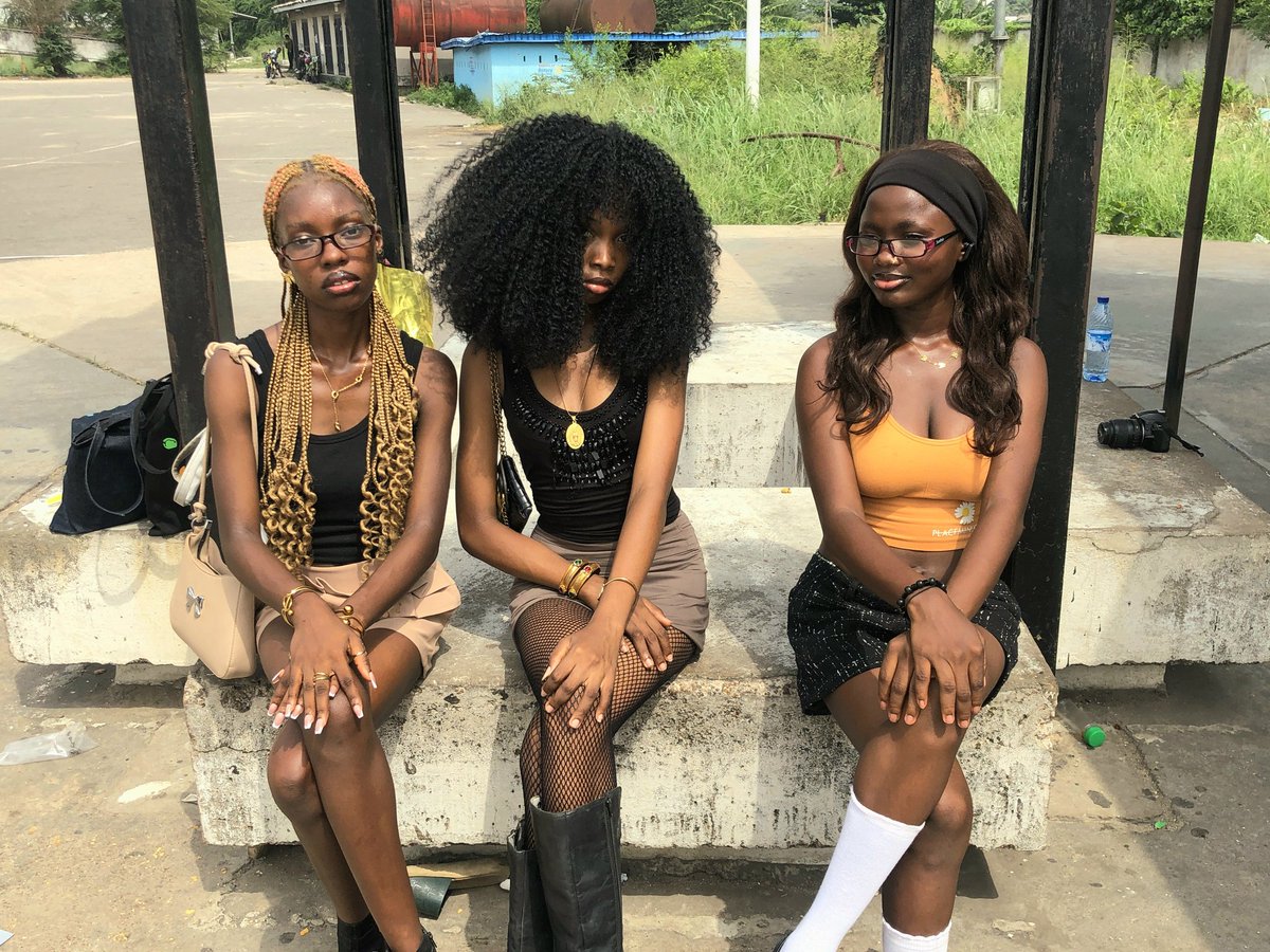 Ouu forgot to drop these here. 
Had a shoot the other day. I can't wait to get the main pictures. But I had a really good time and clicked with these amazing girls. Oh, my nails ruined my fishnet. 😭