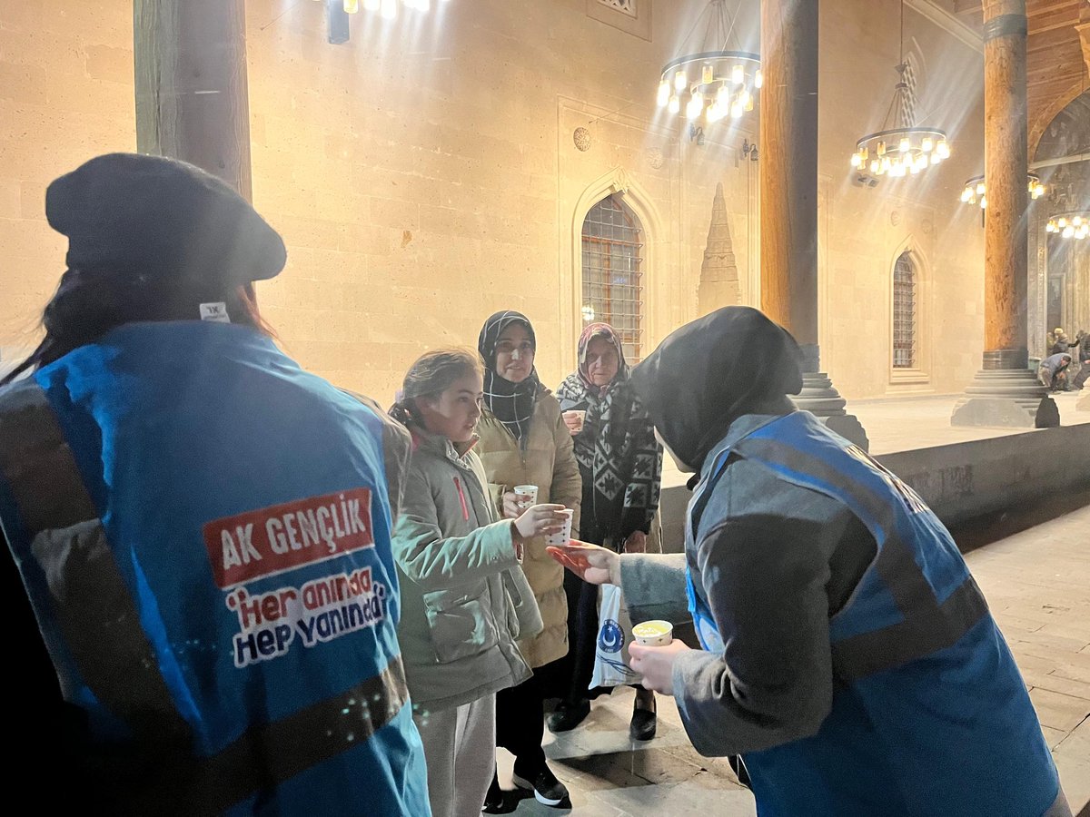 MKYK Üyemiz Tuğba Yavuzer ve kıymetli teşkilat mensuplarımızın katılımıyla, teravih namazı sonrası Paşa Camii’nde Genç Nokta programımızı gerçekleştirdik.

Ramazan’ın manevi ikliminde bir araya gelerek hasbihal ettik, gönül köprülerimizi daha da güçlendirdik.

Birliğimiz daim,
