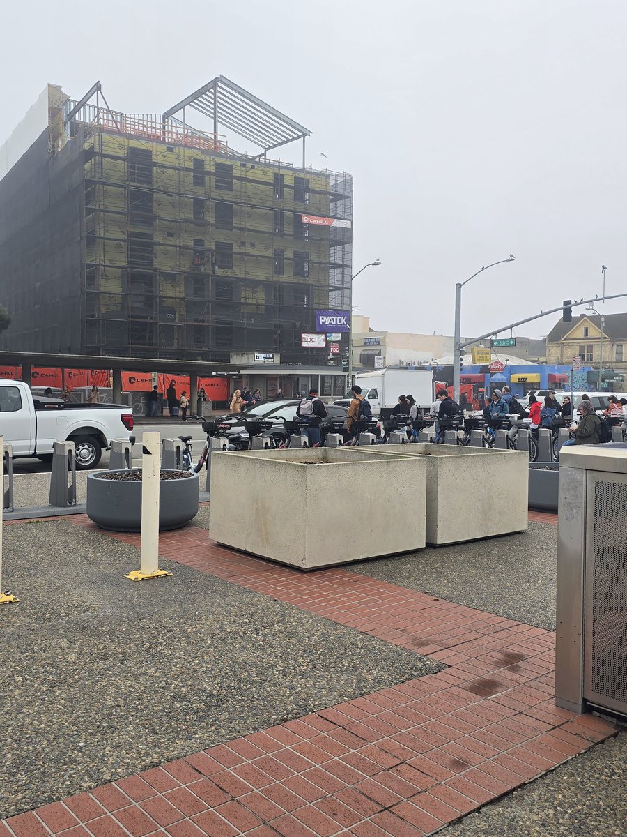 Updatecali's tweet photo. Bart loses communication between stations and has to shut down the transbay tube once again causing a chaotic commute #bayarea #California #sanfrancisco https://t.co/g652zE7KoR
