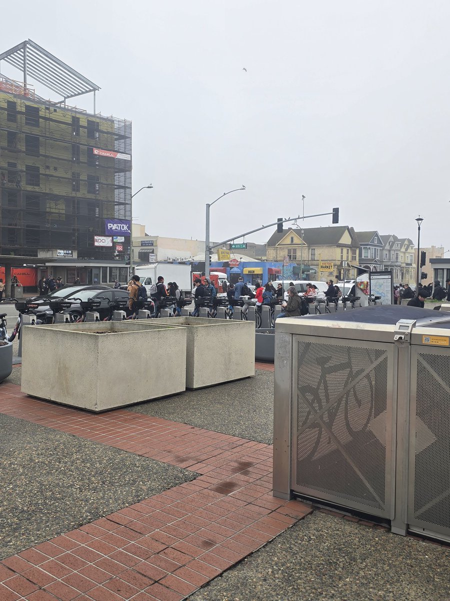 Updatecali's tweet photo. Bart loses communication between stations and has to shut down the transbay tube once again causing a chaotic commute #bayarea #California #sanfrancisco https://t.co/g652zE7KoR