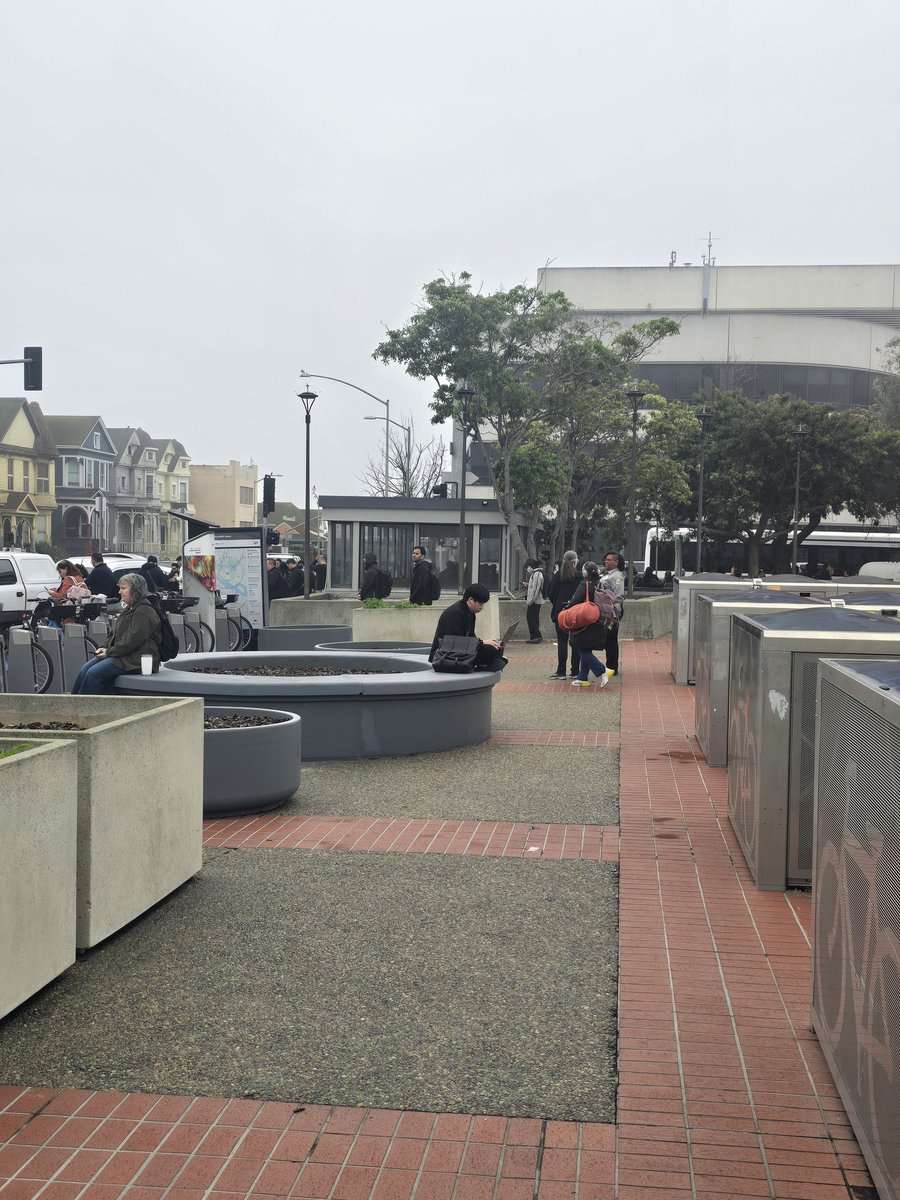 Updatecali's tweet photo. Bart loses communication between stations and has to shut down the transbay tube once again causing a chaotic commute #bayarea #California #sanfrancisco https://t.co/g652zE7KoR