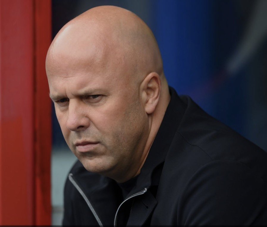 🚨 ARNE SLOT PRESSER – PURE COPE 🤡

Slot: “We spent big… but everyone else added players too. We just replaced.”

€450m to go nowhere. Genius.

Then: “Improved massively since 3-4 months ago… didn’t know it was THIS bad then.”

Worse than we thought + he was blind? Iconic.