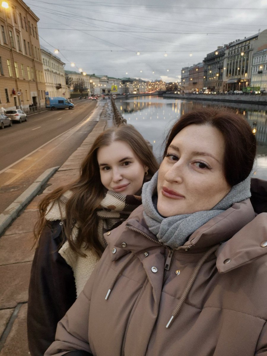 Мы тут с <a href="/27fcz/">нева</a> вспомнили, что когда-то жили в тви, а не в депрессии, как сейчас😂 

А это мы — depressed but well dressed 🫶🏻♥️
