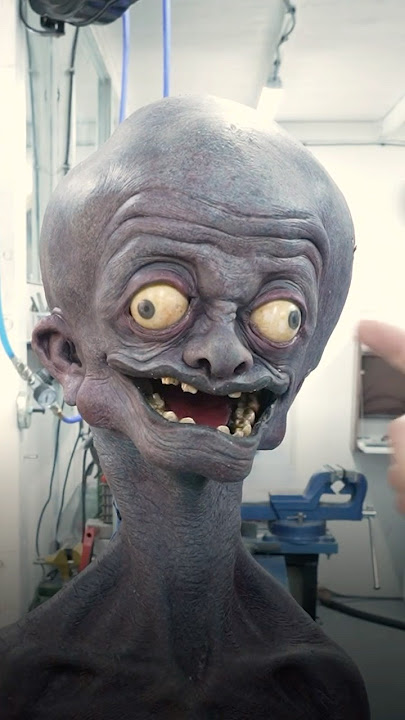 ''Yoroï''  de David Tomaszewski (2025)
( English in second part, in case you can find it with subtitles or translated)

Après une tournée éprouvante, Orelsan ( qui tient son propre rôle) et sa femme enceinte décident d'acheter une maison au Japon pour se reposer.

Par une