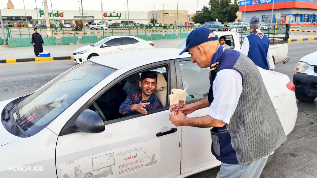 Ralmjmaah's tweet photo. اعضاء مكتبنا يجسدون أسمى صور التكافل بتوزيع وجبات إفطار على سائقي السيارات بالطرق في مشهدٍ يعكس أسمى معاني التكافل الاجتماعي وروح العطاء بشهر رمضان المبارك بالشراكة مع المكتب التعاوني للدعوة  والارشاد وتوعية الجاليات بالمجمعة 
#رواد_كشافة_المجمعة https://t.co/S4p8dhQoJI