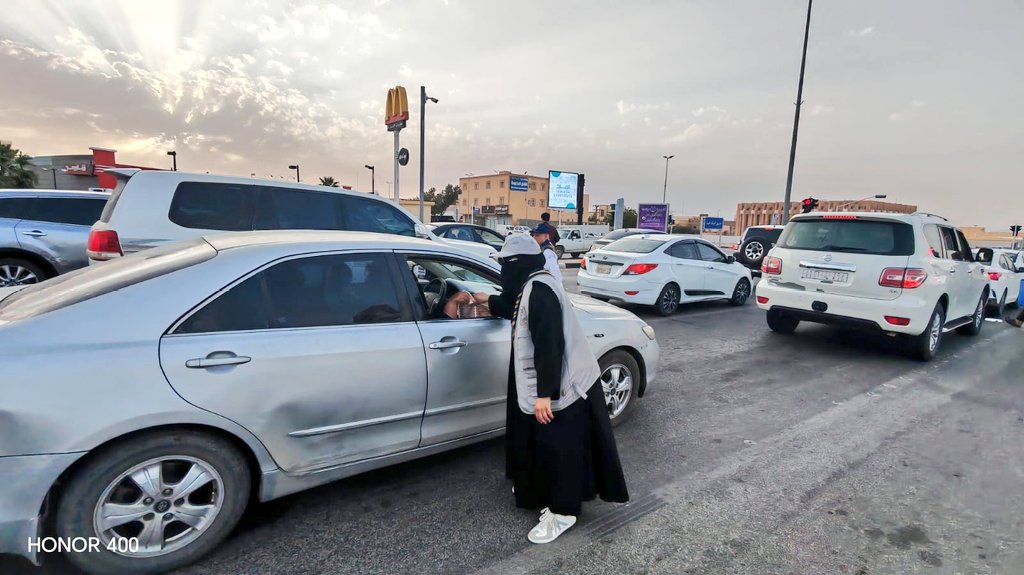 Ralmjmaah's tweet photo. اعضاء مكتبنا يجسدون أسمى صور التكافل بتوزيع وجبات إفطار على سائقي السيارات بالطرق في مشهدٍ يعكس أسمى معاني التكافل الاجتماعي وروح العطاء بشهر رمضان المبارك بالشراكة مع المكتب التعاوني للدعوة  والارشاد وتوعية الجاليات بالمجمعة 
#رواد_كشافة_المجمعة https://t.co/S4p8dhQoJI