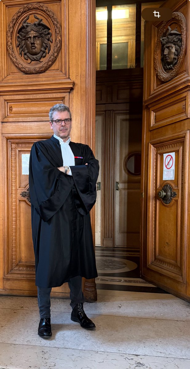 Je me suis levé.
Pour Samuel #Paty. 
Pour sa sœur Mickaëlle. 
Pour les profs qui enseignement aux jeunes de toutes cultures la #Liberté de conscience et d’expression. 
Pour ceux qui luttent contre l’#islamisme et me trouveront toujours à leur côté.
Pour la #Justice. 
Pour la 🇫🇷