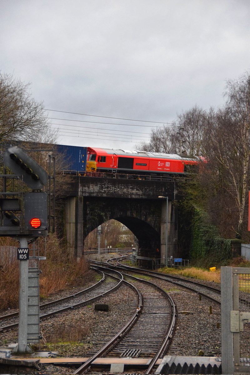 SteelCityDog_'s tweet image. Perhaps a more unusual view on today's 4S38. @DBCargoUK #Class66 66108 "Seaforth Highlander" thunders up the west coast main line, snapped from Wigan Wallgate!