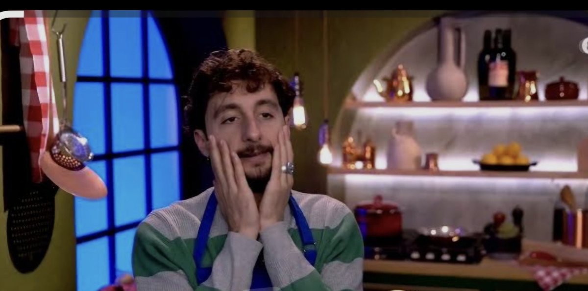 fenia_theodos's tweet image. Ο σεφ απο Τemu,διαμαρτύρεται γιατί στη μια ομαδική έκριναν "χωριάτες" και στην χθεσινή "θείτσες από Αφρική".Ρε φίλε δε θέλω να στο χαλάσω,αλλά ο σοφός λαός λέει ότι "της κοντής ψ@λης της φταίνε οι τρίχες"!  #MasterChefGR