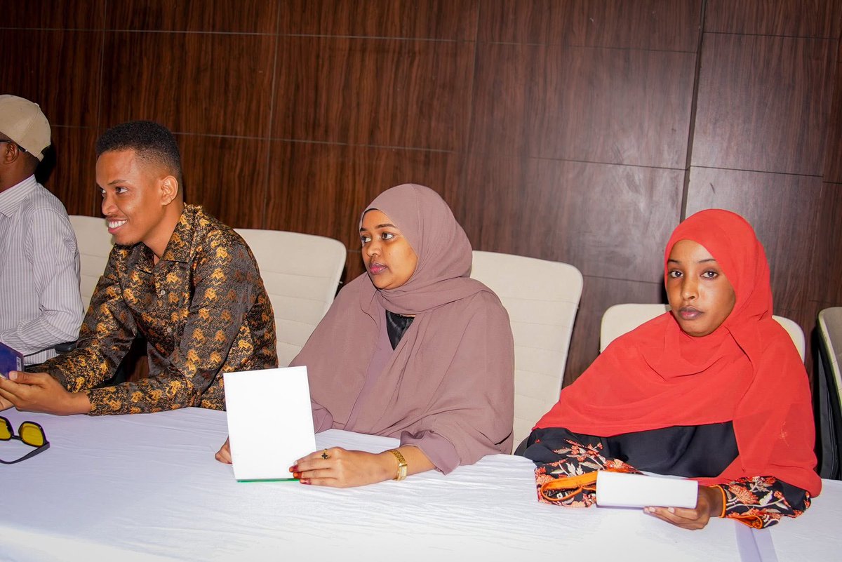 ArlaadiMnetwork's tweet photo. ⚡️LATEST: #Somalia’s @Plstatehouse President @HESaidADeni — accompanied by senior cabinet ministers — on Thursday evening hosted independent media directors, including @ArlaadiMnetwork Director-General @JaylaaniJr, for wide-ranging talks at the Airport Hotel in #Mogadishu. The discussions centered on the media’s constitutional role in promoting accountability and democracy as well as safeguarding national stability to help ensure a smooth, peaceful, and transparent transfer of power during the country’s critical transition period.