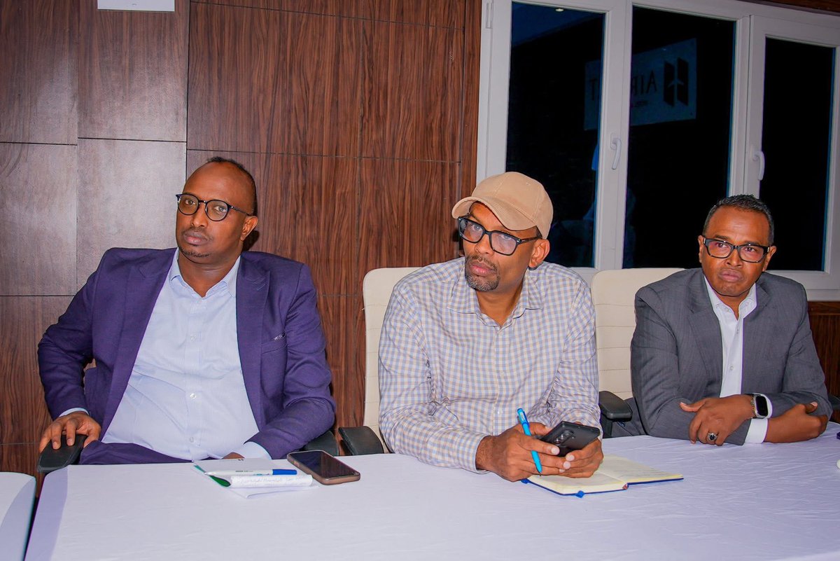 ArlaadiMnetwork's tweet photo. ⚡️LATEST: #Somalia’s @Plstatehouse President @HESaidADeni — accompanied by senior cabinet ministers — on Thursday evening hosted independent media directors, including @ArlaadiMnetwork Director-General @JaylaaniJr, for wide-ranging talks at the Airport Hotel in #Mogadishu. The discussions centered on the media’s constitutional role in promoting accountability and democracy as well as safeguarding national stability to help ensure a smooth, peaceful, and transparent transfer of power during the country’s critical transition period.