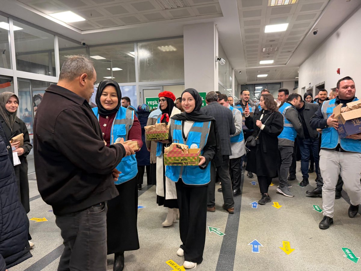 Geceye Işık Tutan AK Gençlik mottomuzla sahadaydık. 

MKYK Üyemiz Tuğba Yavuzer ve kıymetli teşkilatımızın katılımıyla Afyonkarahisar Devlet Hastanesi’nde görev yapan sağlık çalışanlarımıza ve tedavi gören hastalarımıza sahurluk ve iftariyelik ikramında bulunduk.

Gecesini