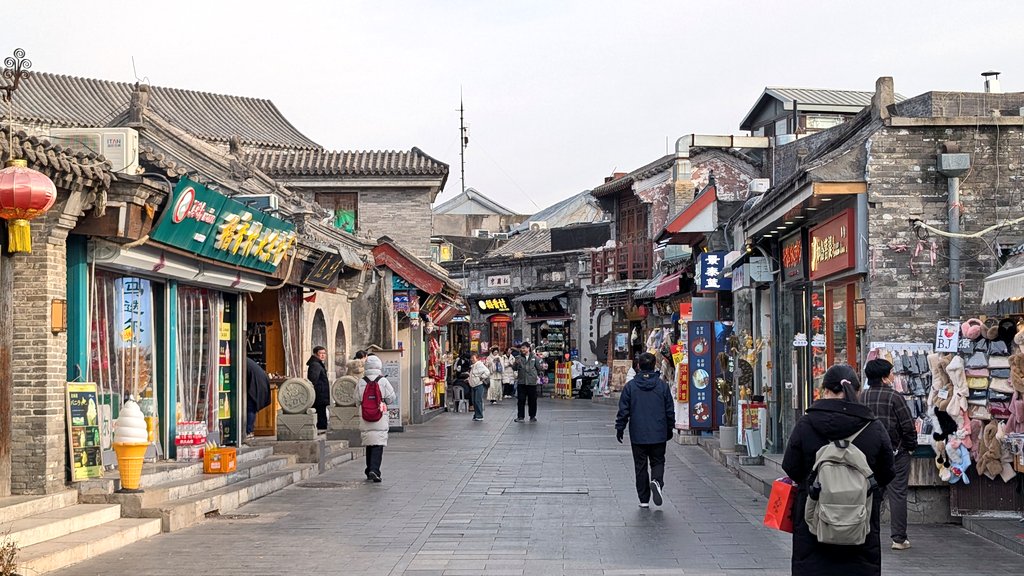 北京の昔ながらの街並みです。 瓦屋根の重なり、人々の息づかい、夕闇