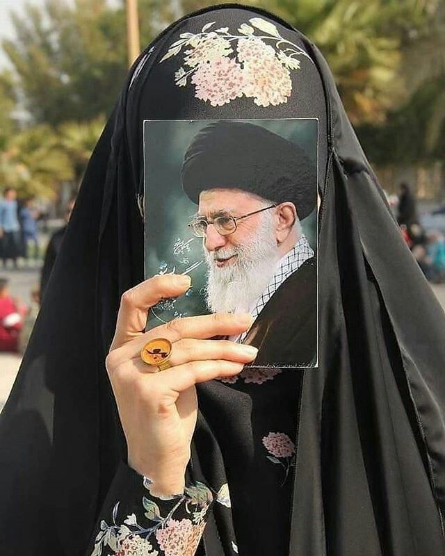 aqiq_80's tweet photo. آقای #عراقچی خوب گوش کن 
ما سر این آقا با هیچکس شوخی نداریم فقط کافیه یه تار مو از سرش کم بشه دنیا رو به خاطرش به اتیش میکشیم
#لبيك_يا_خامنه_ای‌ https://t.co/14PwOAJk64