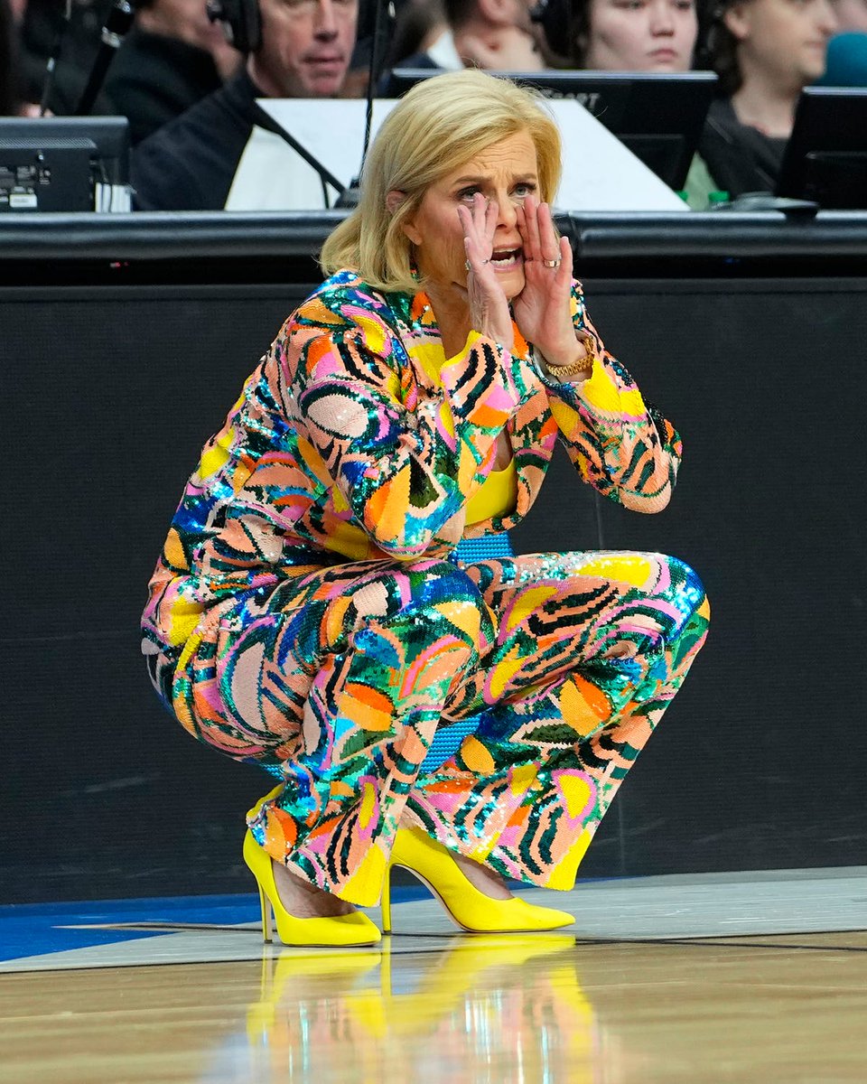 KoocyLime's tweet photo. @amypoehler omg is this you!? Lmfao I could see you and #TinaFey in a comedy about coaching women's basketball @LSUBasketball https://t.co/KrArR7fjDj