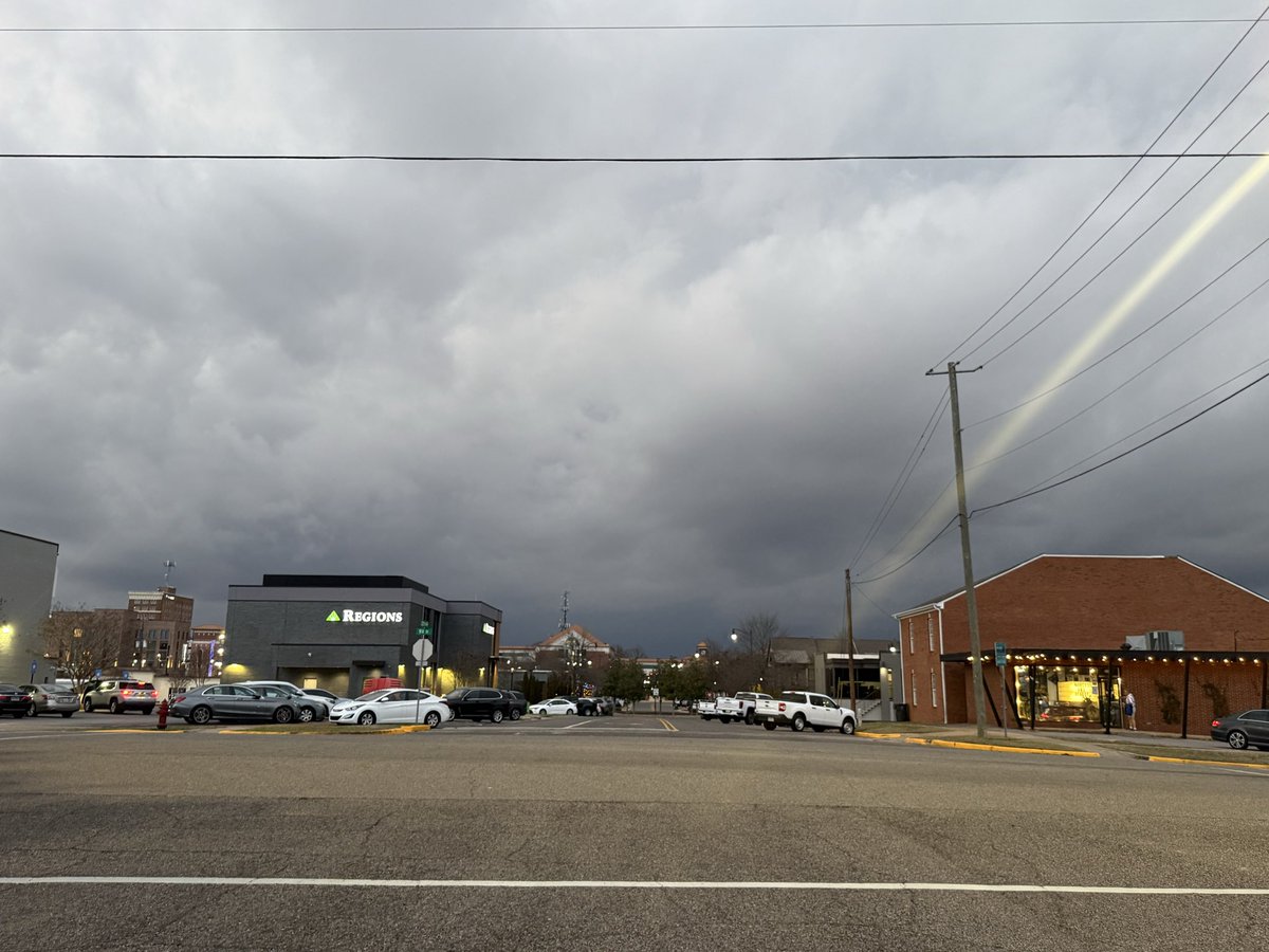 Trakstarceo's tweet photo. Downtown Tuscaloosa 5:50pm @spann https://t.co/CP38cdU7pj