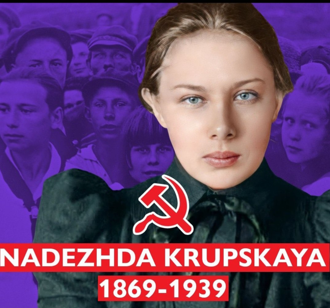 Un día como hoy pero en 1869, nacía la creadora del sistema educativo y bibliotecario de la Unión Soviética la gran Krúpskaya. Esta mujer no solo creó todo un sistema educativo que revolucionó las formas de aprendizaje de los rusos, también fue la encargada de la formación